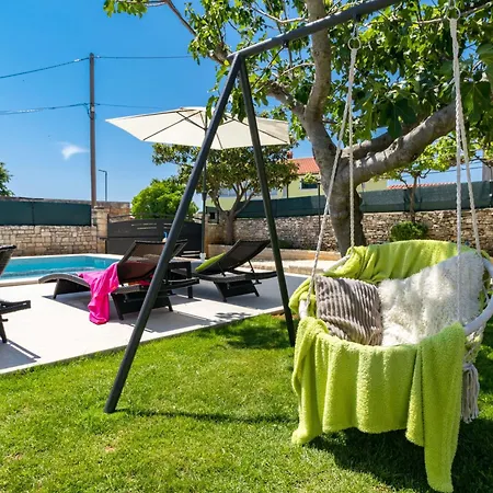 Gemuetliches Stein Mit Privatem Pool Und Terrasse Mit Grill *