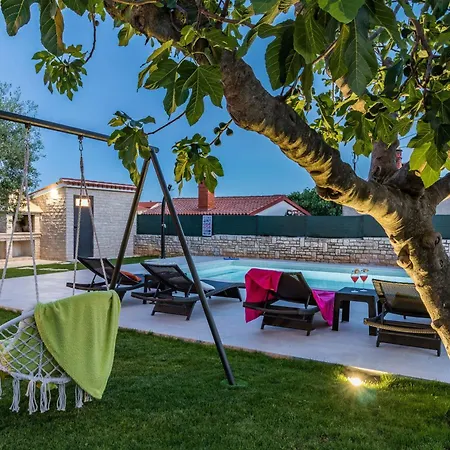 Gemuetliches Stein Mit Privatem Pool Und Terrasse Mit Grill