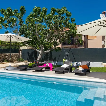 Gemuetliches Stein Mit Privatem Pool Und Terrasse Mit Grill Holiday home
