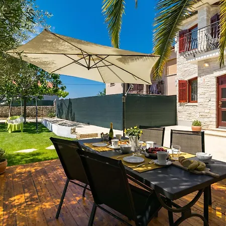 Gemuetliches Stein Mit Privatem Pool Und Terrasse Mit Grill *