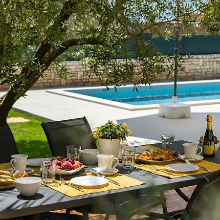 Gemuetliches Stein Mit Privatem Pool Und Terrasse Mit Grill Galizana