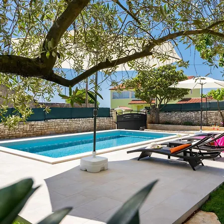 Gemuetliches Stein Mit Privatem Pool Und Terrasse Mit Grill