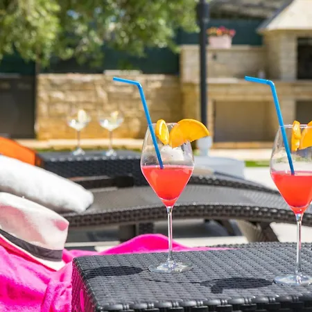 Gemuetliches Stein Mit Privatem Pool Und Terrasse Mit Grill *